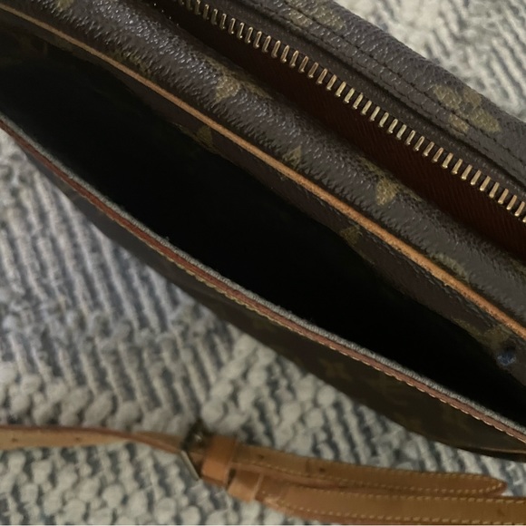 Louis Vuitton cross body bag - Picture 5 of 7